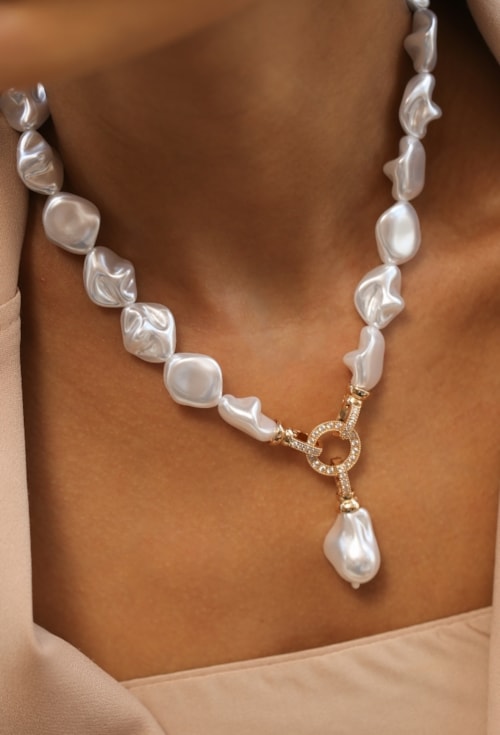 COLAR PÉROLA BARROCA COM FECHO E PINGENTE CRAVEJADO BANHADO OURO CO871-O