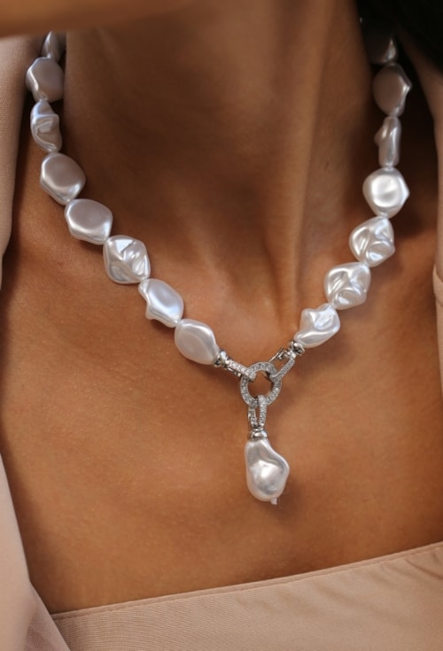 COLAR PÉROLA BARROCA COM FECHO E PINGENTE CRAVEJADO BANHADO RÓDIO CO871-R