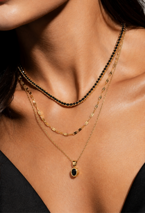 CONJUNTO OVAL COM PEDRA ÔNIX BANHADO A OURO CJ215-O