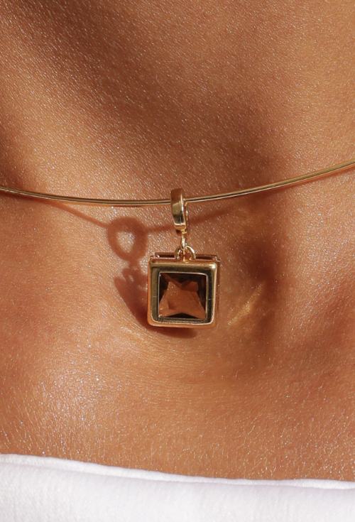 CONJUNTO QUADRADO CRAVEJADO COM PEDRA MARROM BANHADO A OURO CJ224-O