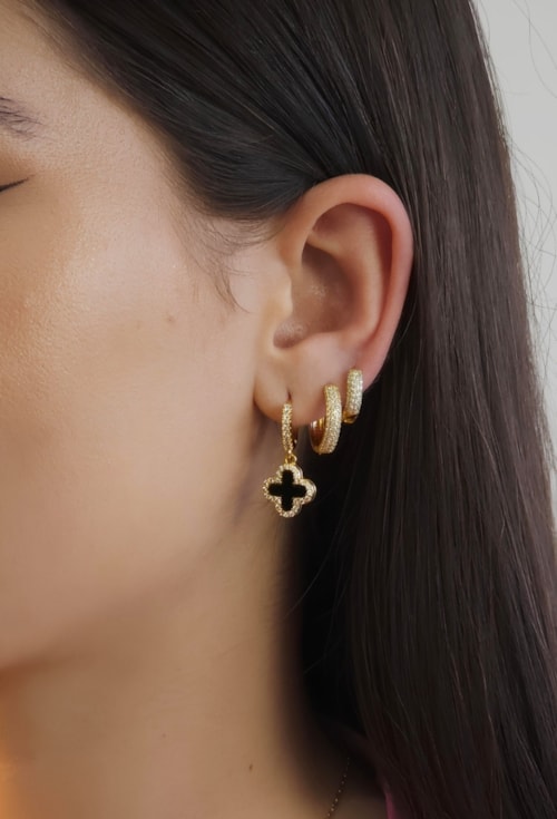 DUPLA DE ARGOLINHAS CRAVEJADAS NO OURO BM1755-O DUPLA DE ARGOLINHAS CRAVEJADAS NO OURO BM1755-O