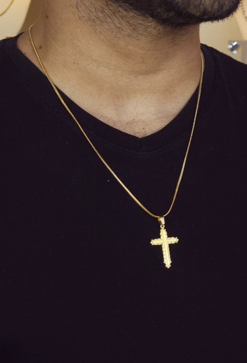 PINGENTE CRUCIFIXO TRABALHADO EM AÇO DOURADO PG165-AD