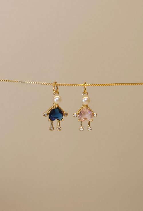 PINGENTE MENINA CORAÇÃO COM PÉROLA E PEDRA ROSA BANHANDO NO OURO 18K PG175-O