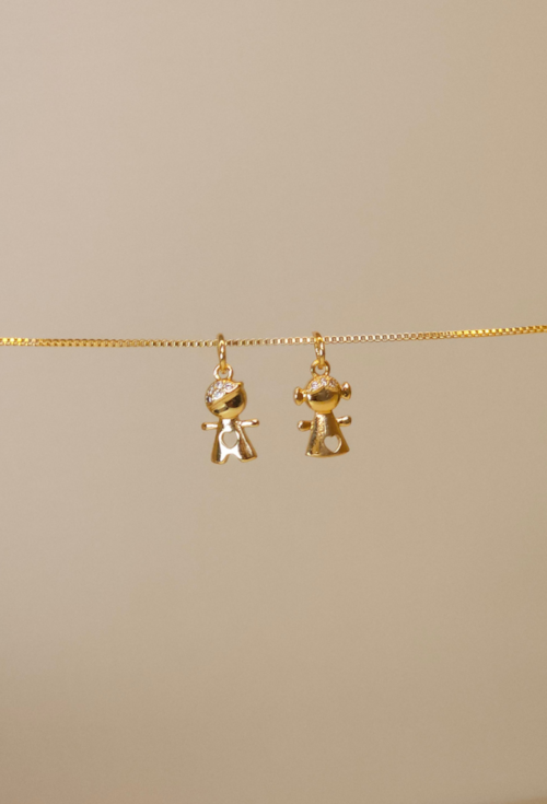 PINGENTE MENINA LISO COM DETALHE EM CRISTAL PG179-O