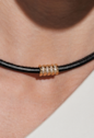PINGENTE TUBULAR COM FRISOS CRAVEJADOS EM ZIRCÔNIAS BANHADO A OURO PG189-O