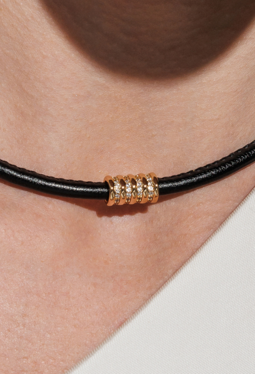 PINGENTE TUBULAR COM FRISOS CRAVEJADOS EM ZIRCÔNIAS BANHADO A OURO PG189-O