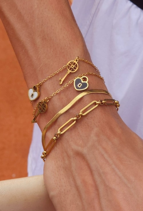 PULSEIRA COM CHAVE E CORAÇÃO PEROLADO AÇO DOURADO PM529-AD