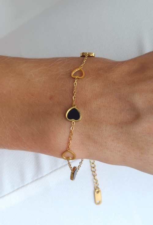 PULSEIRA CORAÇÃO VAZADO PRETO EM AÇO DOURADO PM566-AD