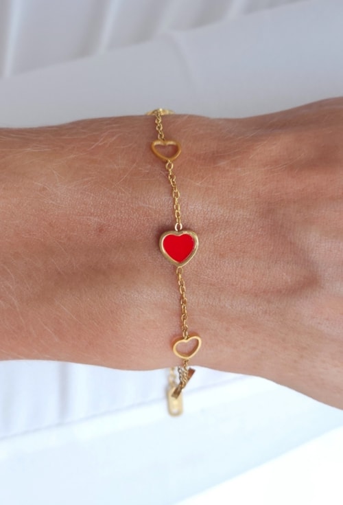 PULSEIRA CORAÇÃO VAZADO VERMELHO EM AÇO DOURADO PM566-AD