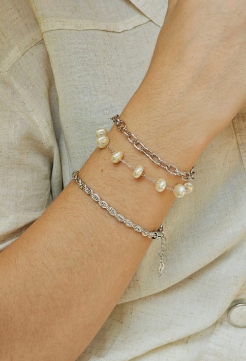 PULSEIRA DELICADA DE PÉROLAS NO RÓDIO PM369-R PULSEIRA DELICADA DE PÉROLAS NO RÓDIO PM369-R